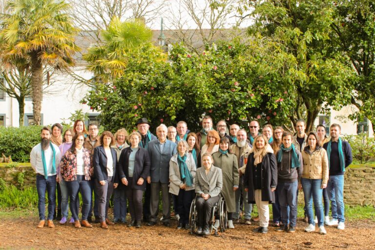 Les colisitiers de la liste Les artisans du changement posent dans le jardin de Ti Kreiz Ker à grand-Champ